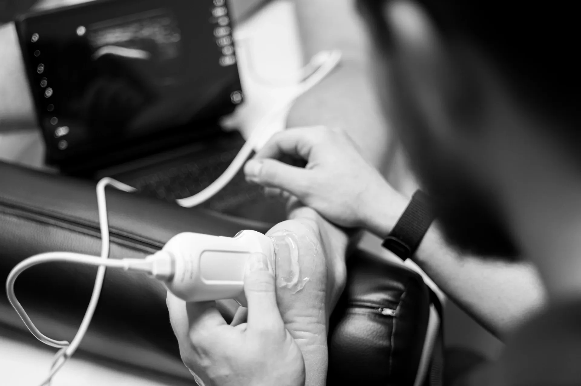 Primer plano en blanco y negro de la sonda de ecografía musculoesquelética, en la clínica de Iñigo Goikoetxea, fisioterapeuta en Bilbao